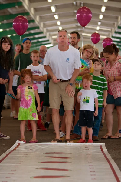 Man Spits In Watermelon Seed Spitting Contest At Farmers Market — Stock Photo, Image