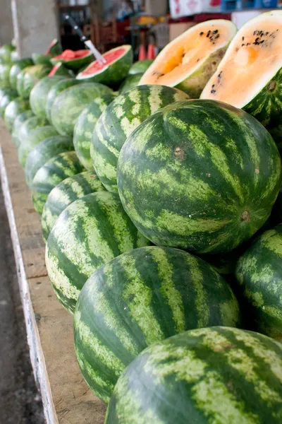 Skládaný melouny na displeji na Farmářský trh — Stock fotografie