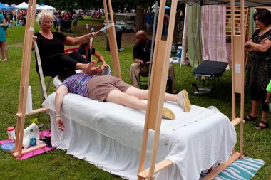 kadın ashiatsu çıplak ayakla masaj yaz festivalinde alır.
