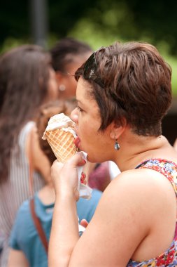 waffle Dondurma külahı Yaz Festivali kadın yalıyor