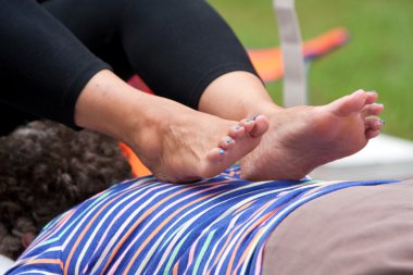 kadın ashiatsu yaz festivalinde çıplak ayakla masaj alır