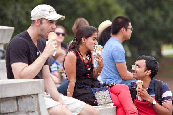 Adultos jóvenes disfrutan comiendo Conos de helado en el Festival de Verano —  Fotos de Stock