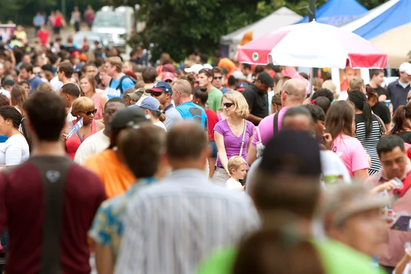 Obrovský dav se pohybuje přes letní festival v Atlantě — Stock fotografie