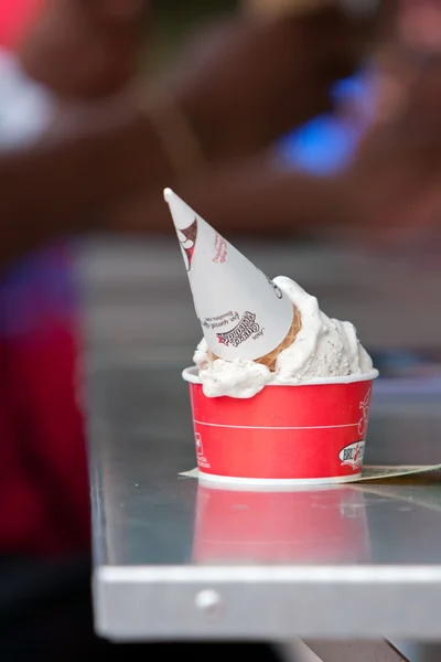 Конус мороженого тает в чашке на прилавке для грузовиков с едой — стоковое фото