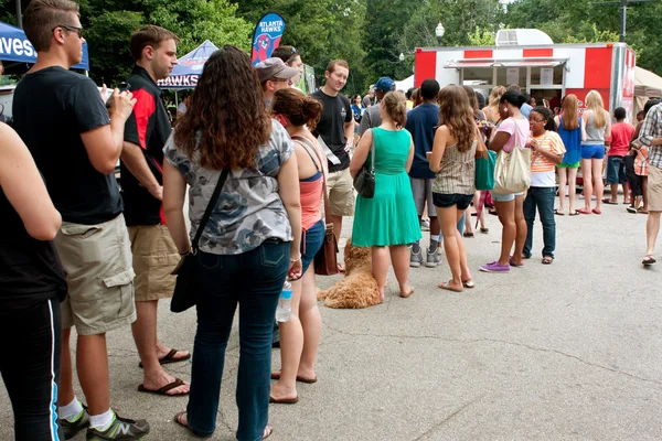 La gente sta in fila lunga per comprare il gelato — Foto Stock