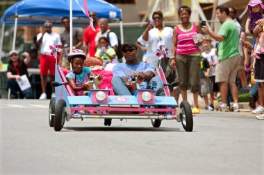 Baba ve kızı sabun kutusu derbisinde benzersiz araba yönlendirmek