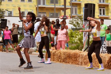 genç şarkıcı aleacea Yaz Festivali Atlanta gerçekleştirir.