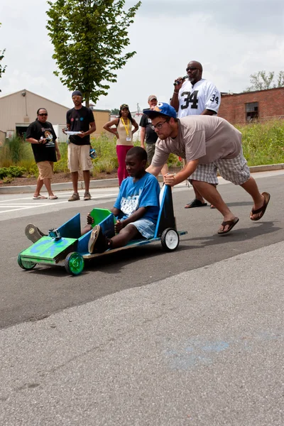 Man Pushes Kid Steering Car In Atlanta Soap Box Derby — Stock Photo, Image