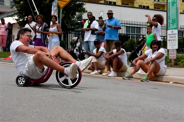 Man rijdt big wheel driewieler afdaling op atlanta street — Stockfoto