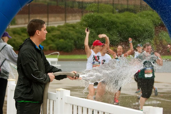 Female Runners Get Soaked By Fire Hose At Finish Line — Stock Photo, Image
