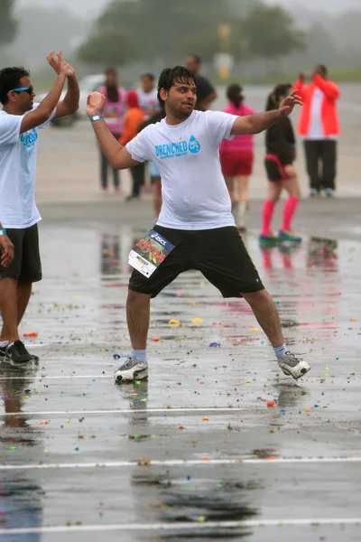 El hombre termina lanzando un globo de agua en una pelea de grupo —  Fotos de Stock