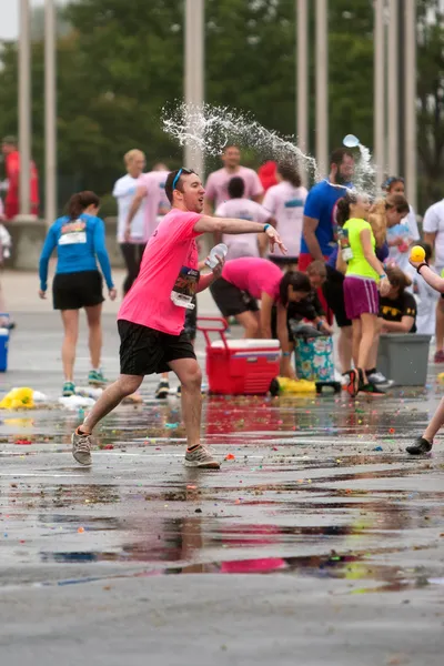 Man Throws Water Balloon In Group Fight After 5K Race — Stock Photo, Image