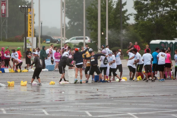 Runners Participate In Huge Water Balloon Fight After Running Race — Stock Photo, Image