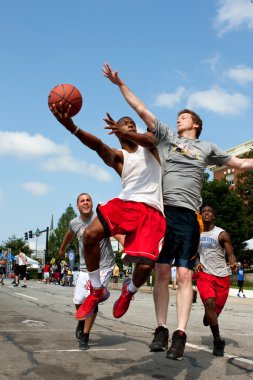 defender açık sokak basketbol Turnuvası karşı adam vuruyor