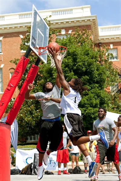 Homme attaque panier contre défenseur dans le tournoi de basket-ball en plein air — Photo