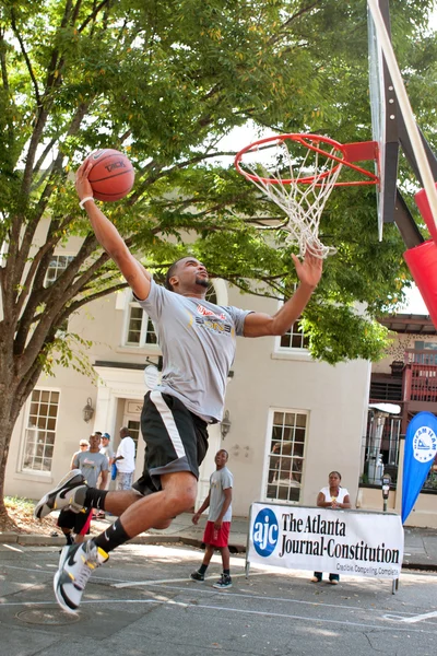 Man försöker slam dunk under utomhus street basketturnering — Stockfoto