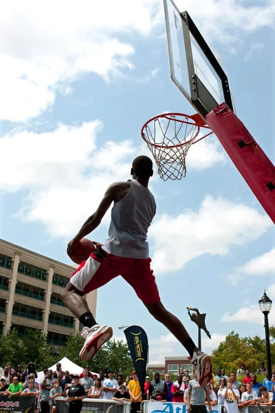 Человек привлекает обратное варенье в соревновании Dunk Slam на открытом воздухе — стоковое фото