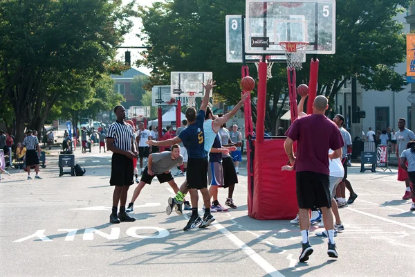 L'homme conduit et tire la mise en page dans le tournoi de basketball de rue — Photo