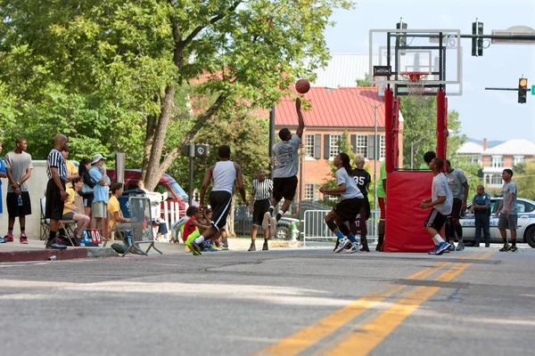 Teenage Boys Compete In Asphalt Basketball Tournament On City St — Stock Photo, Image