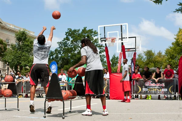 Jeune homme tire trois pointeurs en dehors du tournoi de basket-ball de rue — Photo