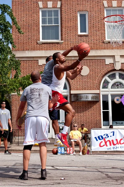Young Man Drives To Basket In Outdoor Street Basketball Tournament — Stock Photo, Image