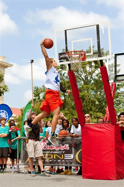 Young Man Leaps High In Outdoor Slam Dunk Contest — Stock Photo, Image