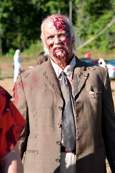 Anciano macho zombi se prepara para amenazar a los corredores en 5K carrera — Foto de Stock