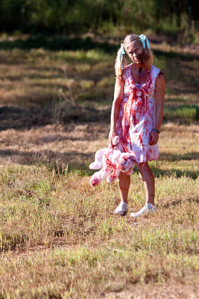 Female Zombie Waits To Terrorize Runners In Scary 5K Race