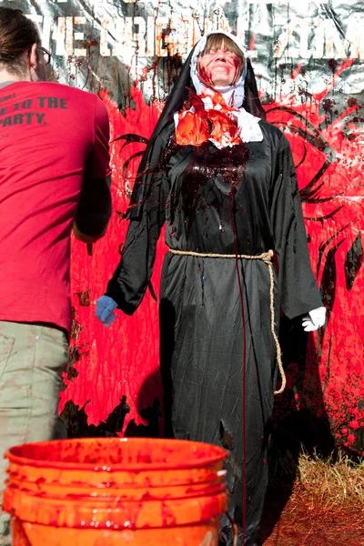 Γυναίκα που φοράει καλόγρια κοστούμι παίρνει ψεύτικο αίμα πιτσιλισμένο στη συνήθεια — Φωτογραφία Αρχείου