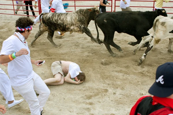 Man Trampled Running With Bulls Lies In Fetal Position — Stock Photo, Image