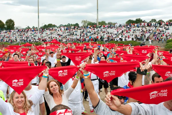 I partecipanti a Bull Run tenere bandane a prendere Runners voto — Foto Stock