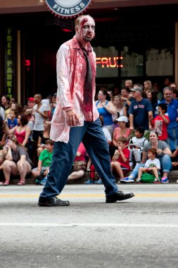 Kanlı zombi doktoru atlanta dragon con geçit töreninde yürür