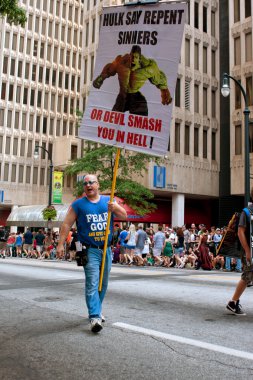 adam atlanta törende tevbe çağıran günahkarlar işareti taşır.
