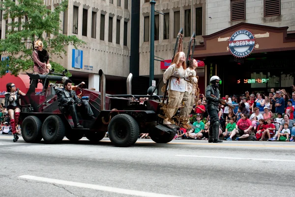 Voertuig uit road warrior film beweegt door middel van dragon con parade — Stockfoto