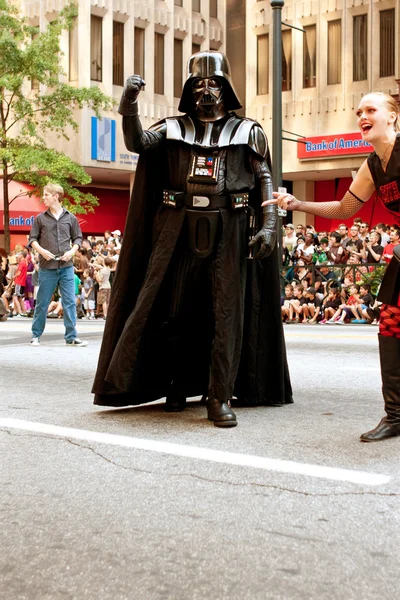 Darth vader karakter atlanta dragon con geçit töreninde yürür