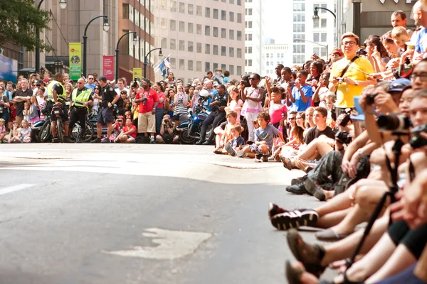 Enorme foule lignes Atlanta Street à Dragon Con Parade — Photo