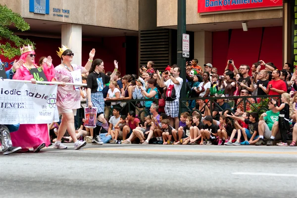 Honderden toeschouwers kijken dragon con parade op atlanta straat — Stockfoto