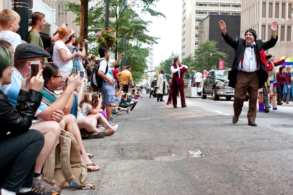 Grande folla di spettatori guarda Dragon Con Parade ad Atlanta — Foto Stock