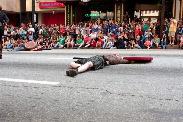 Medieval Fighter joga morto na rua em Dragon Con Parade — Fotografia de Stock