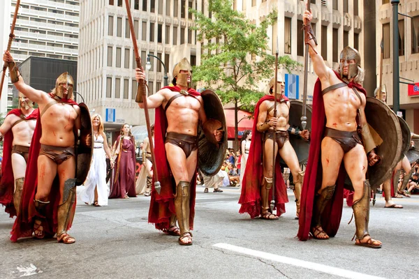 영화 300에서에서 근육 스파르타 드래곤 콘 퍼레이드에 산책