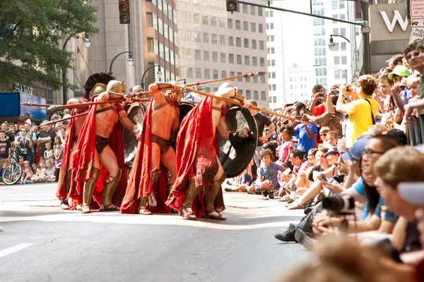 Guerreros espartanos preparan sus lanzas en Atlanta Dragon Con Parade —  Fotos de Stock