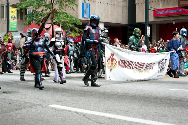 Star wars Mandaloriano mercenarios a pie en el desfile del dragón con —  Fotos de Stock