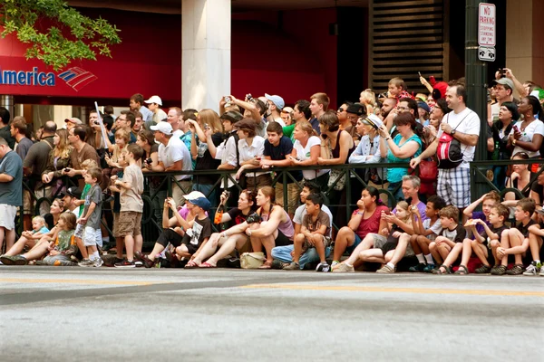 Spectateurs Line Street à Atlanta pour regarder Dragon Con Parade Photo De Stock