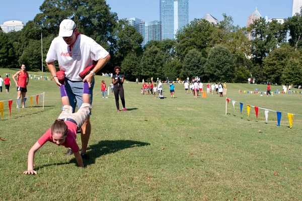 Père et fille rivalisent dans la course extérieure de brouette — Photo