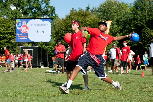 Mann windet sich in Outdoor-Dodge-Ball werfen Spiel — Stockfoto