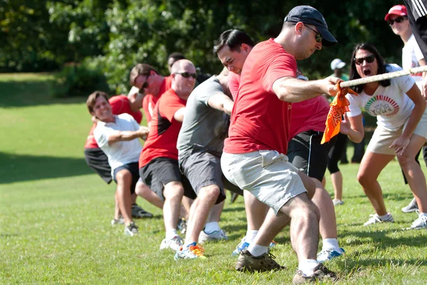 Adults Pull Rope In Team Tug-Of-War Competition — Stock Photo, Image