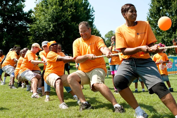 Team Pulls Rope In Adult Tug-Of-War Competition — Stock Photo, Image