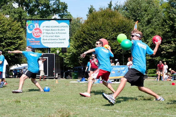 üç kişi hep bir ağızdan açık yakar top oyunu at