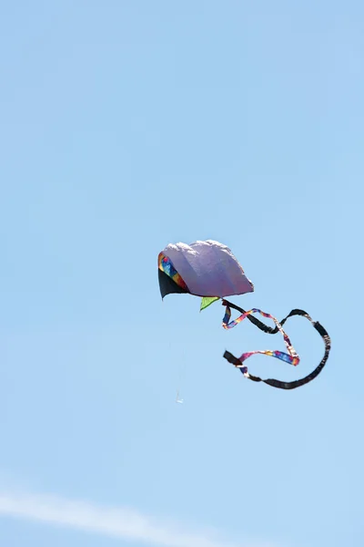 Kite Soars Against Blue Sky In Autumn Festival — Stock Photo, Image