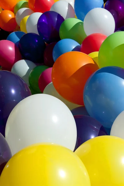 Palloncini colorati legati insieme alla cornice di riempimento del festival all'aperto — Foto Stock